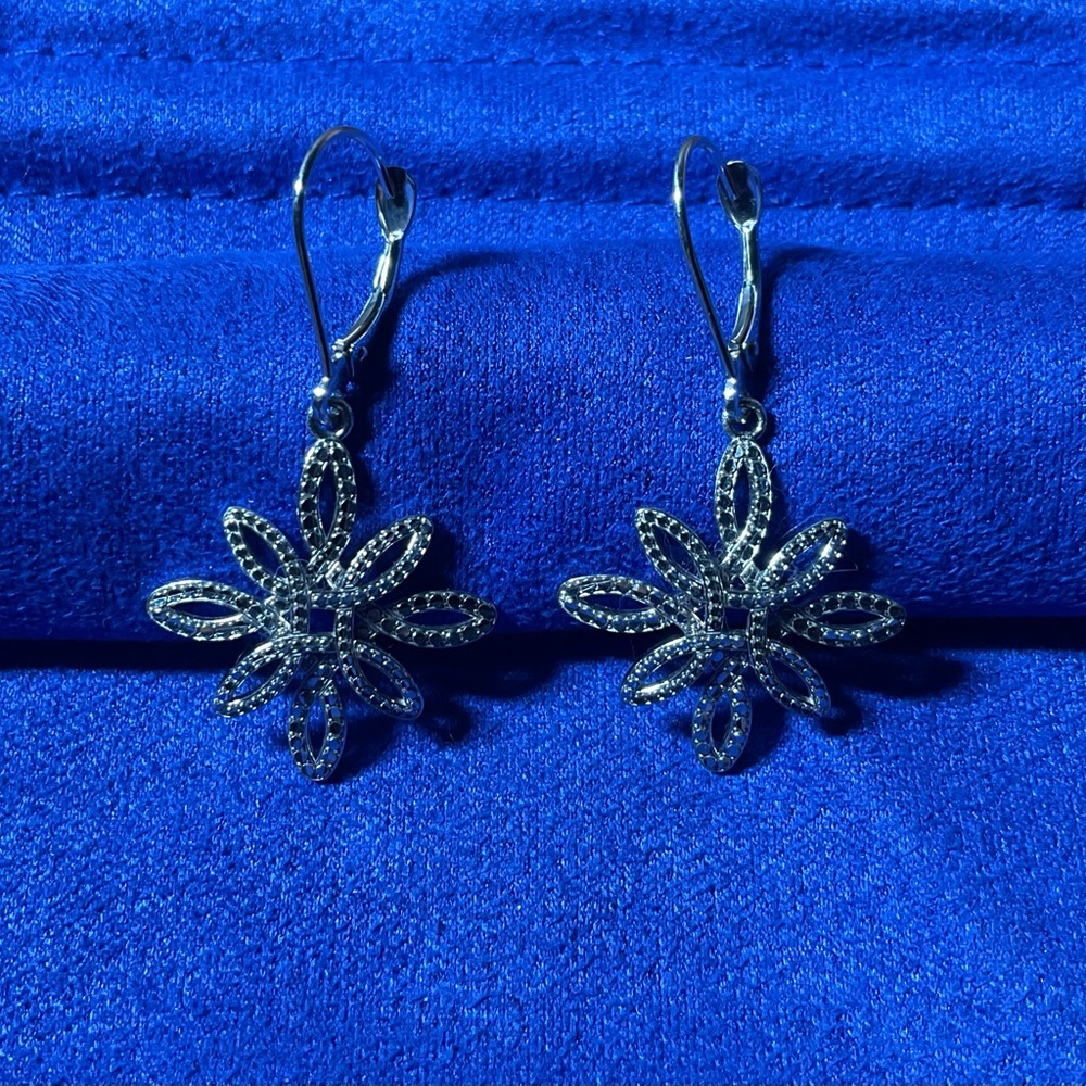 14 kt white gold floral filigree earrings